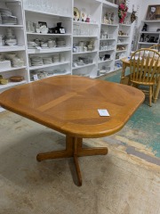 Sq. Oak Pedestal Table