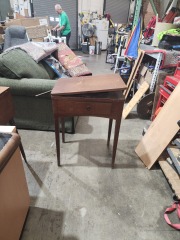 SINGER SEWING MACHINE(NOT TESTED)