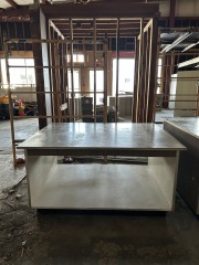 Retail Style Work Bench 5ftx4ftx30 1\/2 inch (1 of 2)