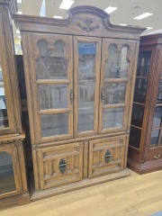 KNOB CREEK 3 DRAWER GLOSSED 2 PIECE HUTCH W\/ GLASS SHELVING