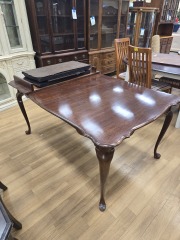 GLOSSED MOHOGONY QUEEN ANNE STYLE 1 LEAF DINING TABLE W\/ PROTECTIVE COVER