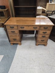 MAPLE STYLE 8 DRAWER KNEEHOLE DESK