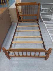 MAPLE TWIN BED FRAME W\/SPINDLE HEAD & FOOTBOARDS