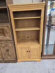 OAK MEDIA TOCWE W\/ SHELF AND DOORS