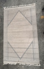 5'x8' Beige Tassel Rug