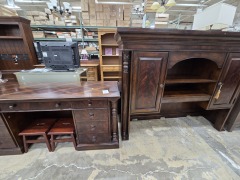 Traditional Desk w\/ Hutch