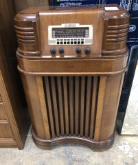 Philco 1940's Antique Radio (missing station button covers)