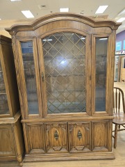 THOMASVILLE FURN. MEDIUM BROWN GRATE FRONT HUTCH W\/ GLASS SHELVING