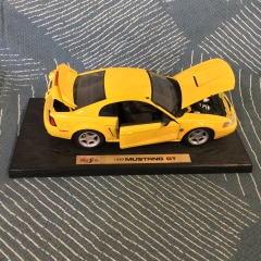Maisto 1999 Yellow 1:18 Ford Mustang GT.