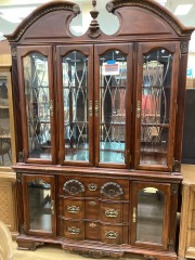 LARGE DEEP BROWN TRADITIONAL STYLE 2 PIECE HUTCH (MISSING GLASS PANE)