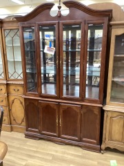 MAHOGONY FINISHED 2 PIECE QUEEN ANNE HUTCH W\/ GLASS SHELVES