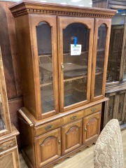 BROYHILL 2 PIECE HUTCH W\/ GLASS SHELVES
