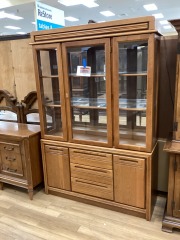 1990'S OAK 2 PIECE HUTCH W\/ GLASS SHELVING