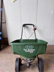 Scotts Turf Builder Edgeguard DLX Spreader
