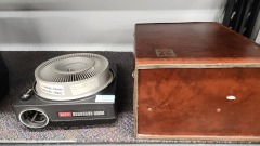 Kodak Carousel 800 plus Bag and Extras Powers On Lamp Works