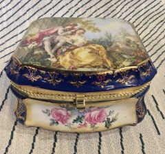 Andrea by Sadek porcelain trinket box
