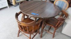 Round Table w\/2 Leafs & 4 Chairs