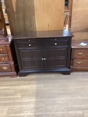 STANLEY FURN. MAHOGONY FINISHED 2 DRAWER 2 DOOR SIDEBOARD