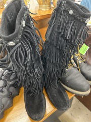 Minnetonka Black Fringed Boot 6.5 Womens