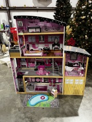 Doll house w\/accessories 2985