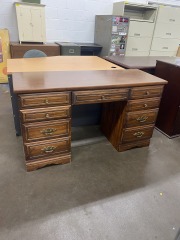 Charming Traditional Writing Desk