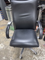 Blsck leather office chair