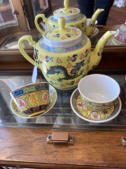Beautiful Chinesee Teapot w 2 Cups & Saucers