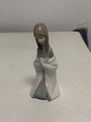 LLADRO KNEELING GIRL