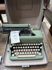Vintage Royal Quiet De Luxe Portable Typewriter w\/ Case