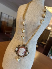 Avon Madonna brooch\/necklace