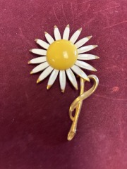 Sunshine Daisy Pin