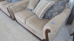 Love Seat w\/Pillows