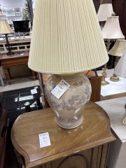 Floral design table lamp