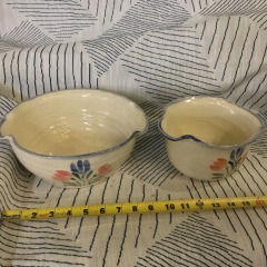 Set of 2 Vintage pottery bowls featuring a hand-painted tulip pattern.