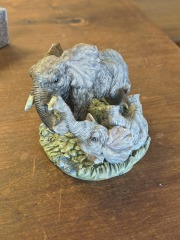 Mother\/Child elephant statue