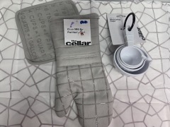 Oven mitts\/Measuring cups.