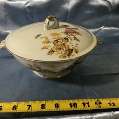 Empire China Meito Lucia soup tureen or covered serving dish, produced in Japan.