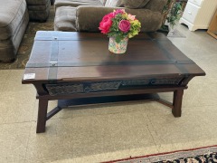 Coffee Table w\/ Baskets