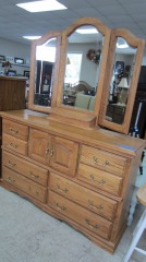 'American Heirloom' Dresser w\/Mirror