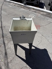 Utility Sink with metal legs 20\